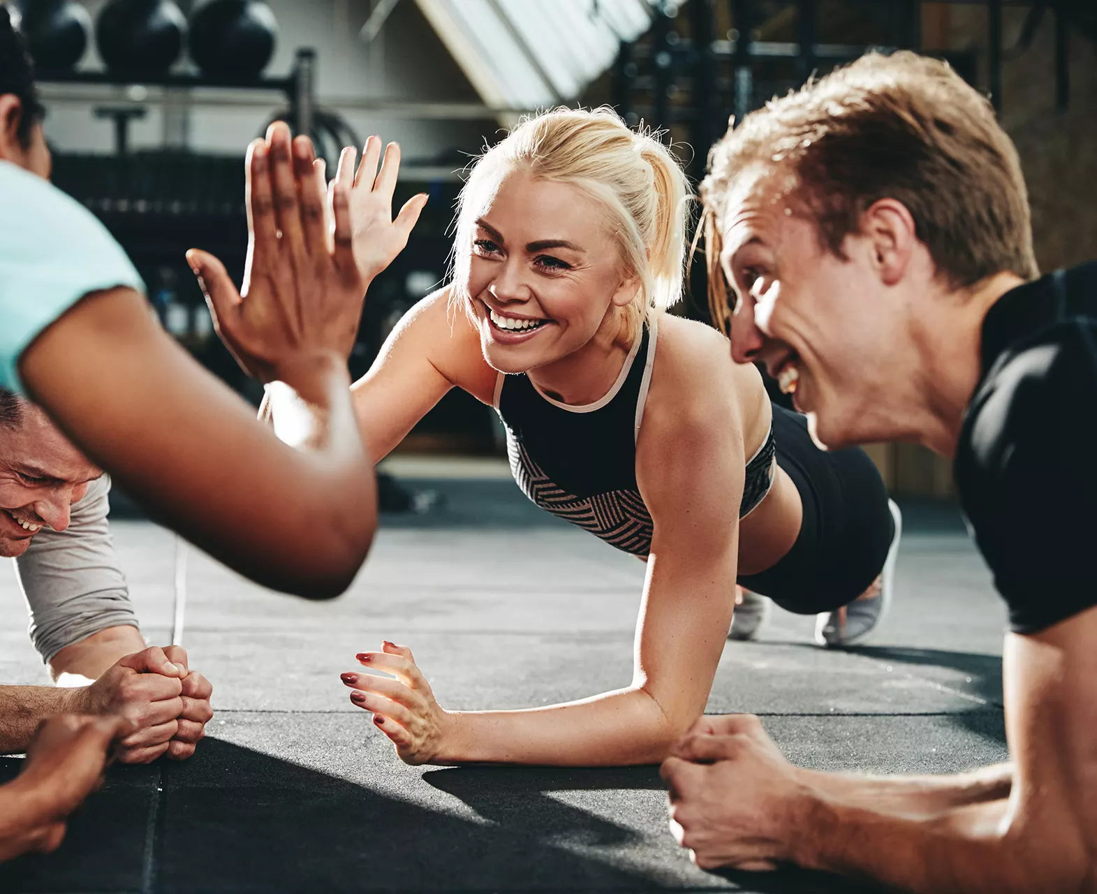 zewnętrzna strefa relaksu, strefa rozrywki dla dzieci i dorosłych, pokój zabaw dla dzieci, klub fitness